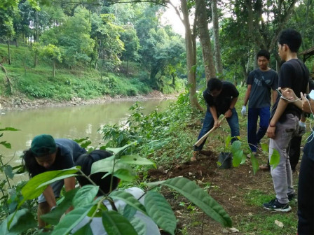 Peringati Hari Bumi Warga dan Komunitas Bersihkan Bantaran Sungai Ciliwung