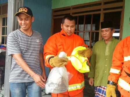 Petugas Gulkarmat Evakuasi Sarang Tawon di Rumah Warga Cilangkap 