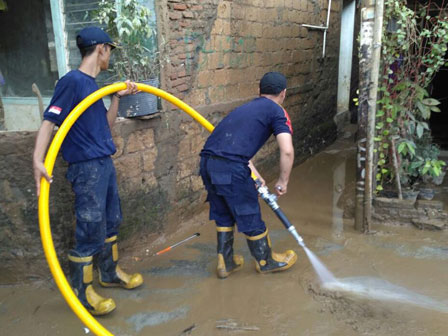 Dinas Gulkarmat Fokus Bersihkan Lumpur Sisa Banjir 