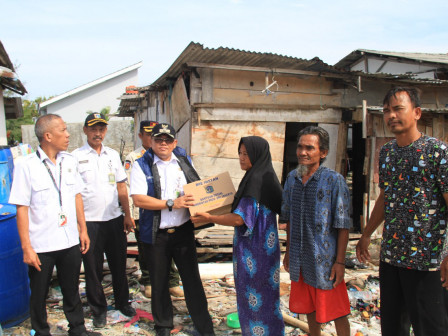 Lurah Pulau Kelapa Serahkan Bantuan ke Warga Terdampak Angin Kencang 