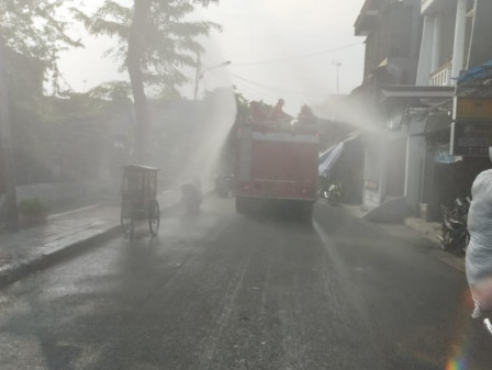 Dua Kelurahan di Tambora Semprot Disinfektan