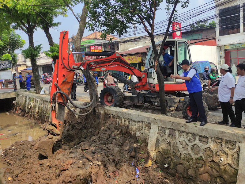 Sudin SDA Jaksel Keruk Kali Cabang Tengah Untuk Atasi Banjir 