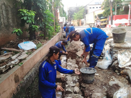 Satgas SDA Perbaiki Turap Ambrol di Jl SMPN 126 Batu Ampar