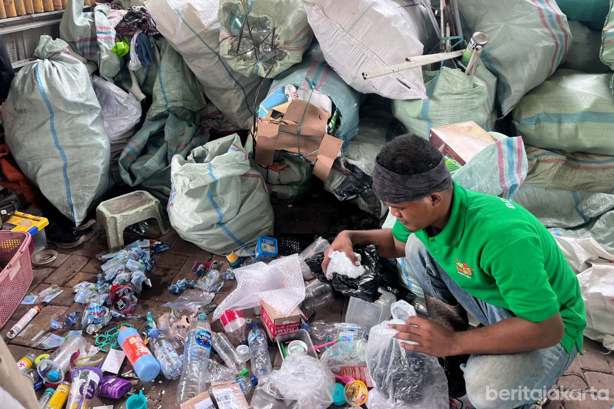 Petugas sedang memilah sampah yang ada