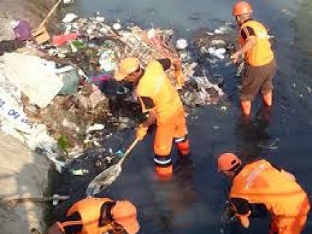 30 PPSU Bersihkan 2 Jalan di Kelurahan Penjaringan