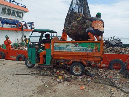 KM Laut Bersih Angkut 65 Meter Kubik Sampah Dari Kepulauan Seribu Utara