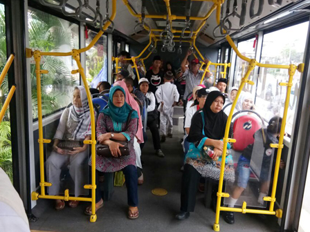        Masyarakat Antusias Menaiki Bus Gratis Transjakarta Ke Balaikota