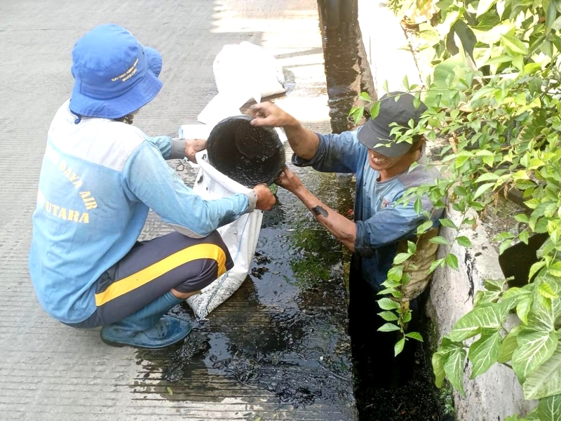 5.850 Karung Sedimen Dikeruk dari Saluran di Walang Timur