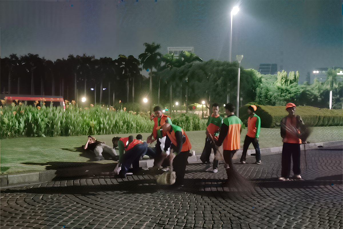 Petugas LH bersihkan sampah usai reuni akbar 212 di Monas