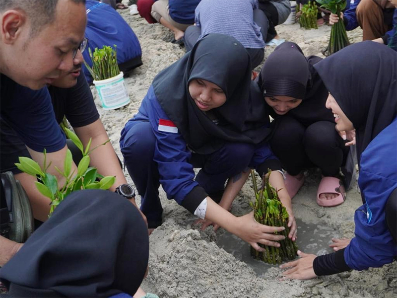 Gubernur Pramono Dorong Study Tour Siswa di Jakarta, Ajak Tanam Mangrove