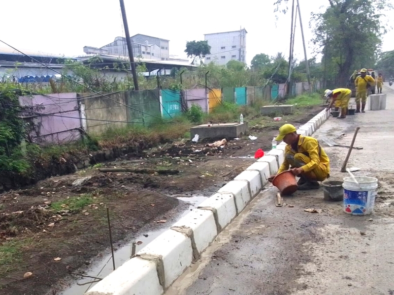 Satpel Bina Marga Kecamatan Cilincing melakukan pembangunan trotoar