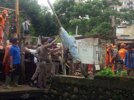 Empat Bangunan Liar di Petogogan Dibongkar