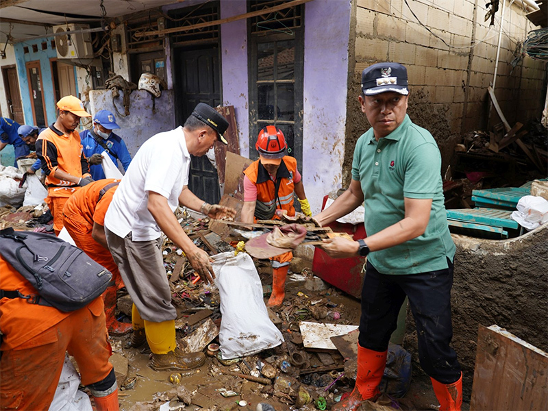  Wali Kota Jaksel Pimpin Pembersihan Pascagenangan di Pengadegan