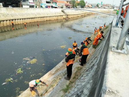250 Petugas Gabungan Grebek Sampah di Ciliwung