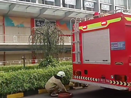 Sudin Gulkarmat Jakbar Berhasil Padamkan Api di Gedung LTC Glodok 