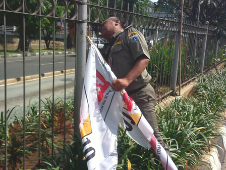 160 Bendera Parpol di Kemayoran di Tertibkan Petugas 