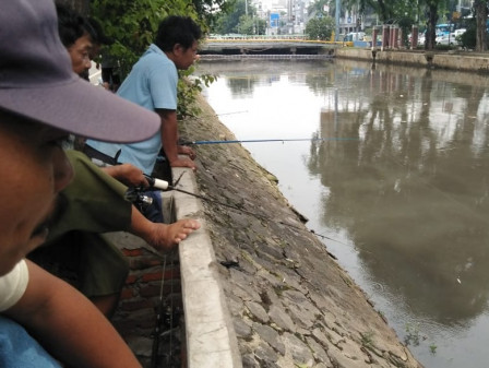 Warga Manfaat Kali Ciliwung Di Pasar Baru Jadi Tempat Mancing