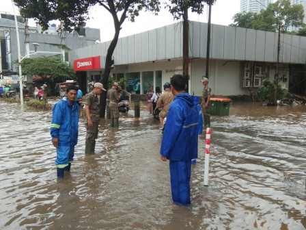 Puluhan Petugas Dikerahkan Tangani Genangan di Mampang Prapatan