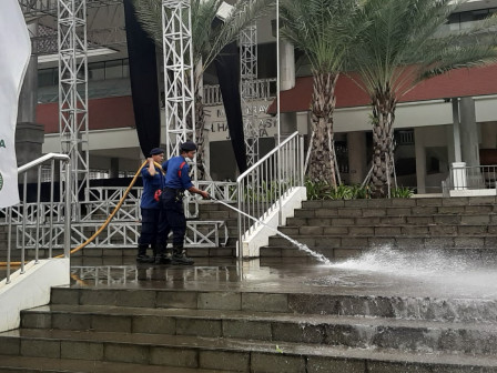  12 Personil Damkar Dikerahkan Untuk Bersihkan Halaman Masjid Raya Hasyim Ashari 