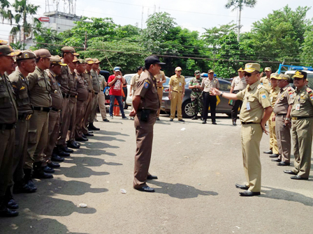 Petugas Gabungan Buka Blokir Jl Rawajati Barat