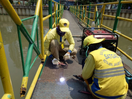  Satpel Bina Marga Kecamatan Sawah Besar Perbaiki JPO Jalan Pisang Batu yang Sudah Keropos 