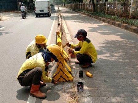  Sudin Bina Marga Jakpus Lakukan Pengecatan MCB di 15 Lokasi