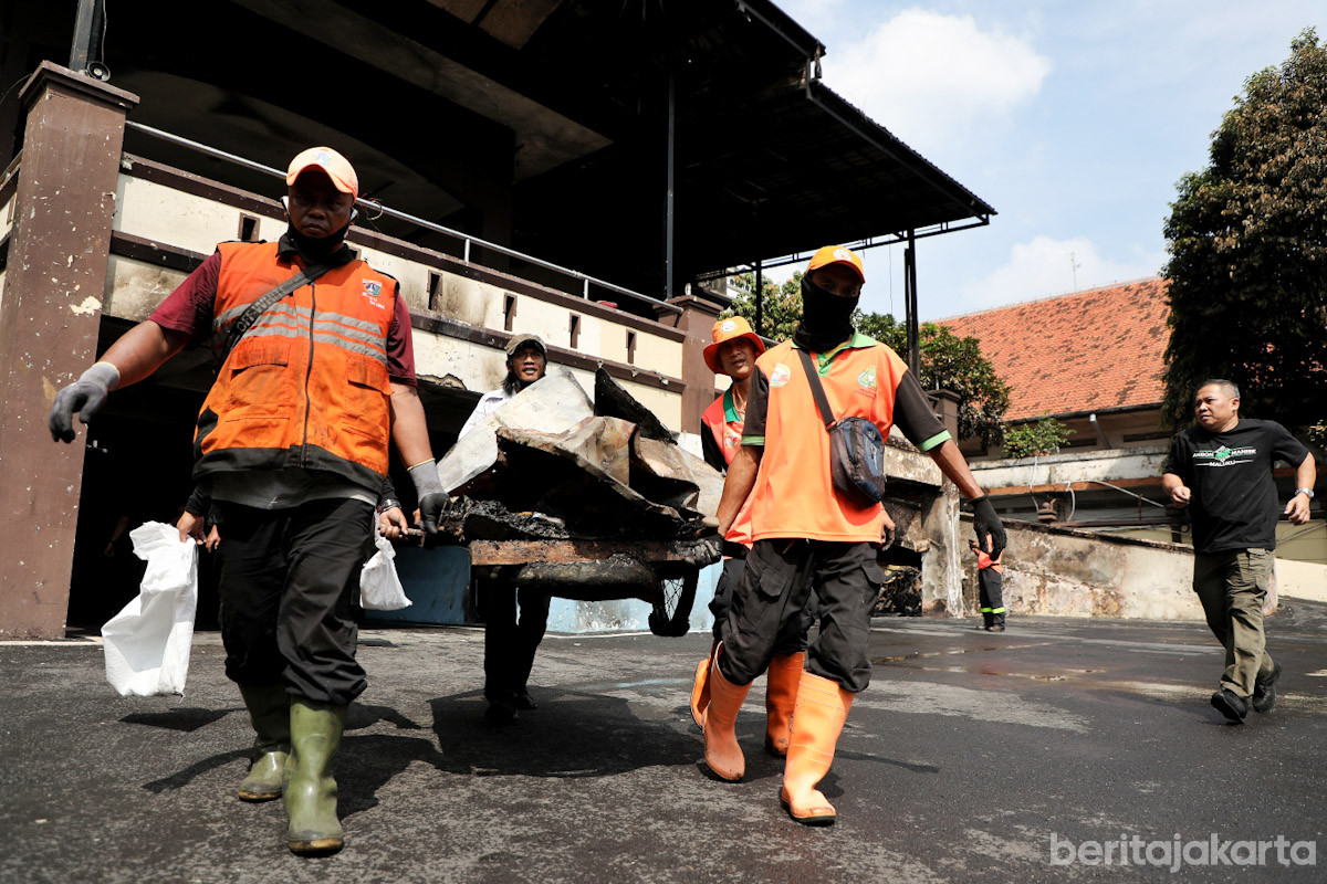 Kegiatan kerja bakti pembersihan fasilitas publik terdampak unjuk rasa