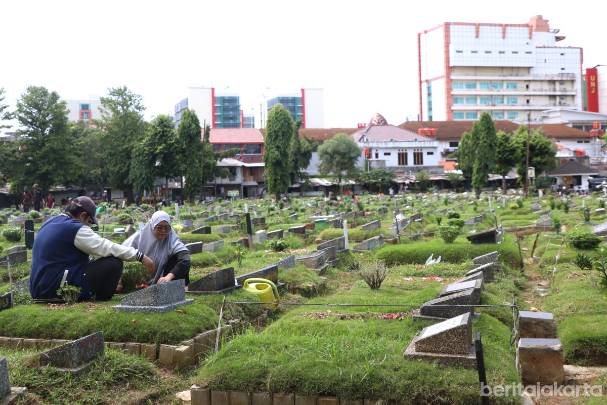 Sejumlah Warga Berziarah di TPU Utan Kayu