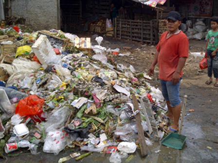 Tumpukan Sampah di Jl Pendongkelan Dikeluhkan