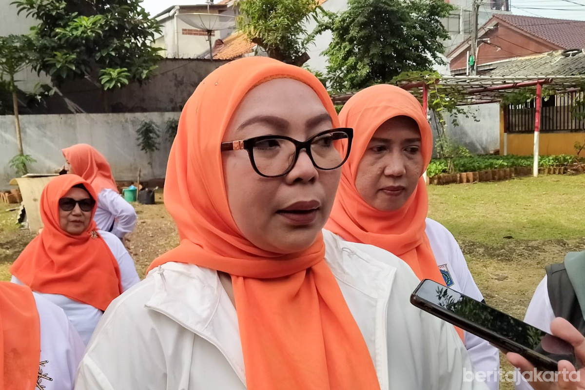 Ketua TP PKK Kota Jakarta Timur,  Essie Feransie Munjirin