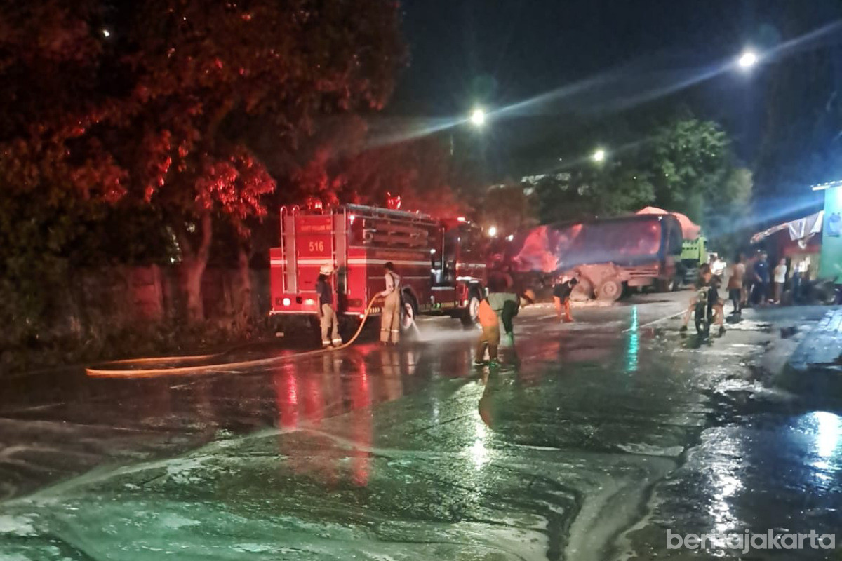 Personel Gulkarmat Bersihkan Tumpahan Minyak di Jalan Raya Cacing 