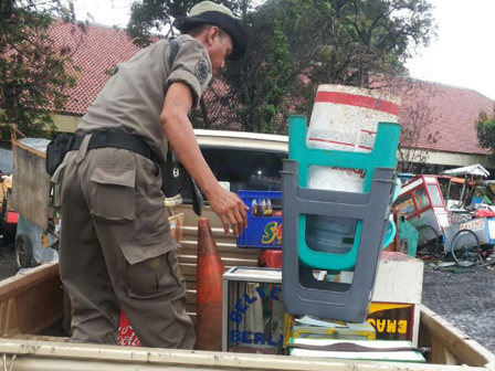  Etalase Pedagang Emas di Jl Senen Raya Disita