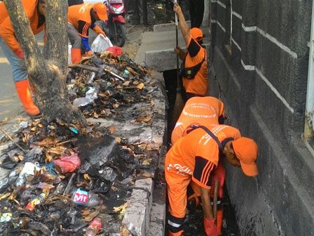 Jadi Penyebab Genangan, Saluran di Sungai Bambu Dibersihkan