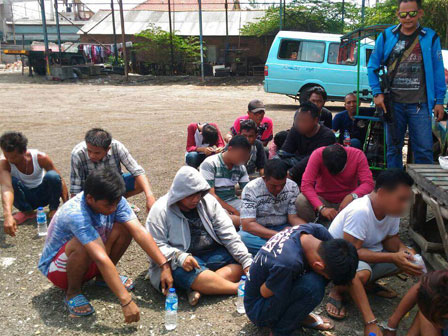  17 Pria Diamankan Dalam Operasi Narkoba di Kampung Bahari