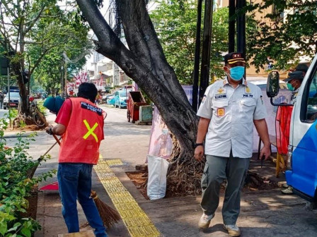  Puluhan Petugas Satpol PP Jakpus Monitoring PSBB di Jalan Mangga Besar Raya 