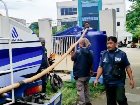 PAM Jaya Suplai Air Bersih Bagi Pengungsi Kebakaran Depo Pertamina 