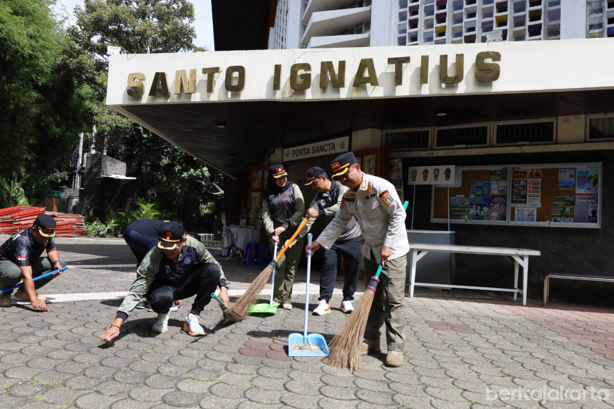 Ratusan Personel Gabungan Pemkot Jakpus Dikerahkan Gelar Aksi Bersih Gereja 