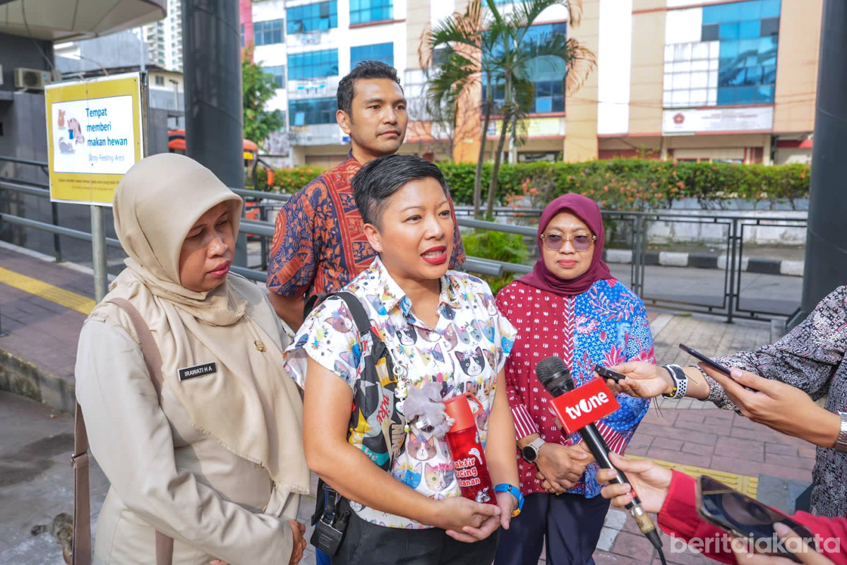 Francine Widjojo mengapresiasi PT Transjakarta menyediakan tempat khusus untuk memberi makan kucing