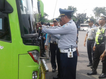 Kelaikan Jalan 23 Bus AKAP di Terminal Kalideres Diperiksa 