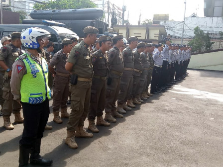  200 Petugas Gabungan Lakukan Sterilisasi Jl Matraman Raya