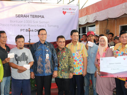 Anies Serahkan Bantuan dari Bank DKI Bagi Korban Kebakaran Tomang