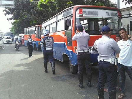 Melanggar Trayek, 10 Metromini Ditilang 