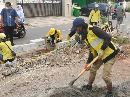 Personel Gabungan Tata Trotoar di Jl Duren Sawit Baru