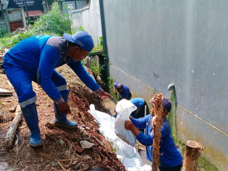  STOK : Satgas SDA Perbaiki Turap Longsor di Grogol Utara