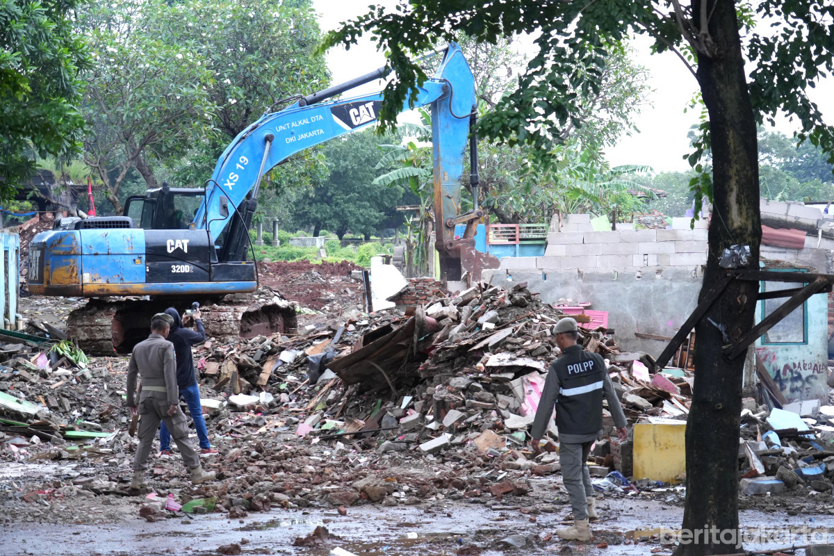 Salah satu alat berat yang digunakan saat menertibkan Bangunan Liar di TPU Kebon Nanas