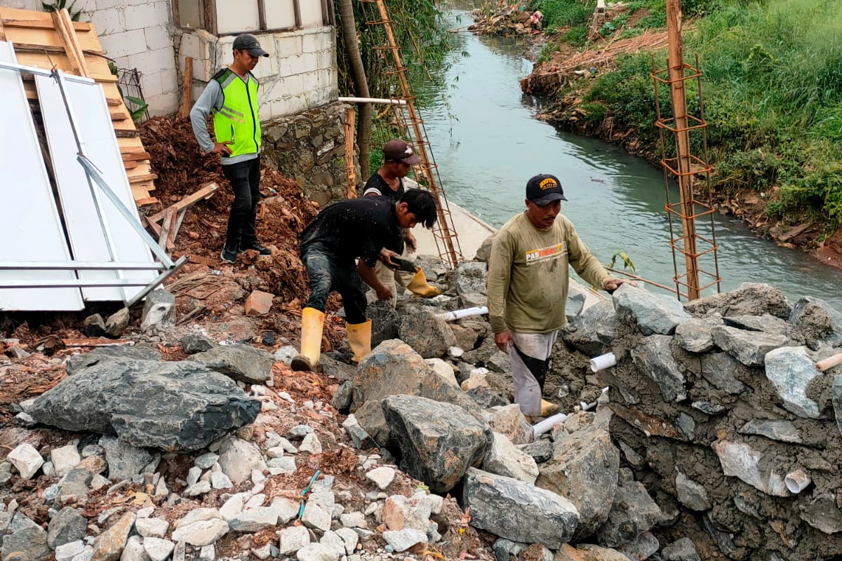 Proses perbaikan turap Kali Cipinang
