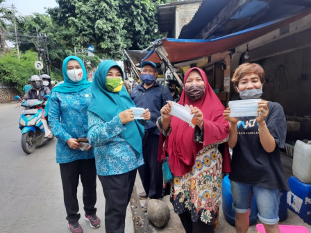 Kader TP PKK Ciracas Bagikan 600 Masker