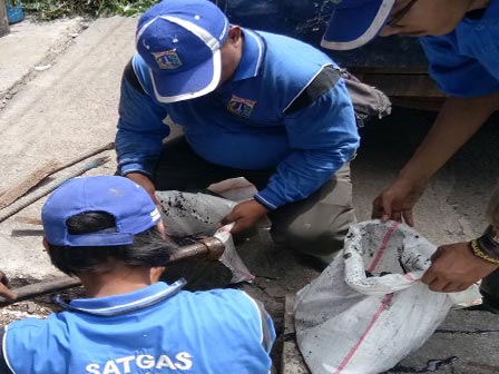 Satgas SDA Jaksel Bersihkan Lumpur Saluran di Jl Pasar Minggu Raya 