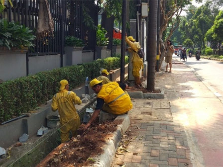 Trotoar Jl Warung Jati Barat Diperlebar