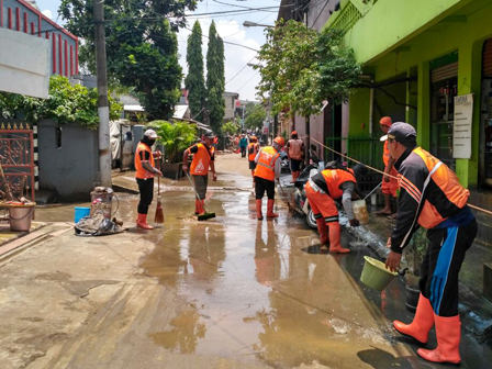        Petugas PPSU Bantu Bersihkan Rumah Warga di Cipinang Melayu